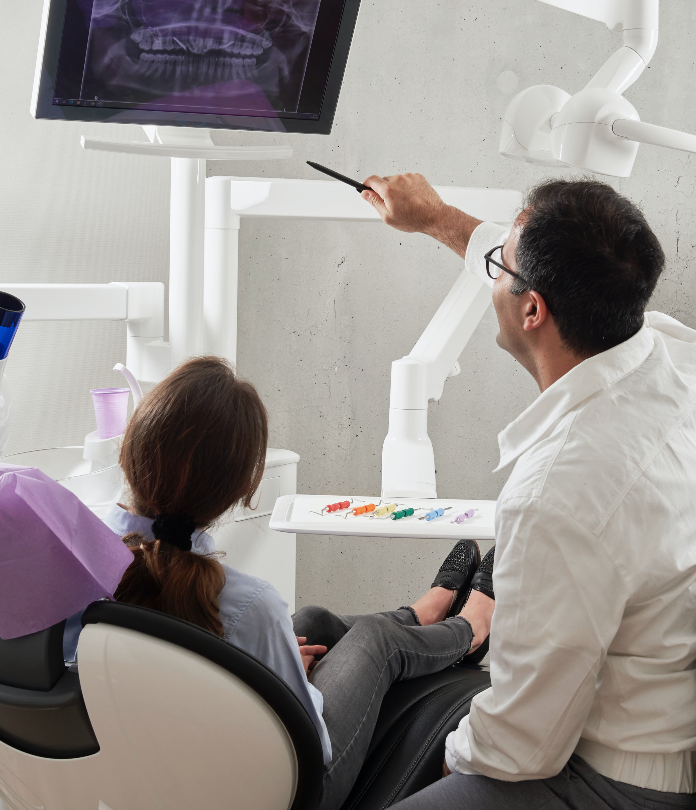 Ein Zahnarzt erklärt Wichtige Prunkte für die Behandlung.